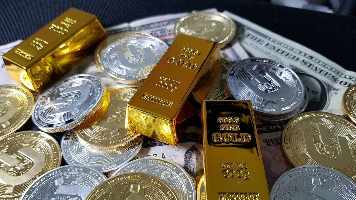 digital scale weighing gold jewelry to determine what is scrap gold selling for