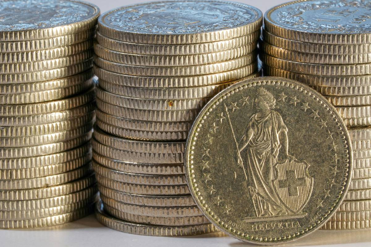 Common household items where to find scrap precious metals including old electronics and jewelry
